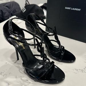 YSL Logo Heels! 🖤